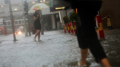 Pedestrian walk past a flooded area during heavy rains, in Hong Kong, China, August 5, 2025. REUTERS/Lam Yik (REUTERS)
