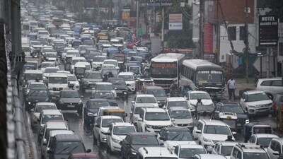 Heavy showers on Thursday brought traffic in Uttar Pradesh's capital city to a standstill. (Deepak Gupta/Hindustan Times) Heavy showers on Thursday brought traffic in Uttar Pradesh's capital city to a standstill. (Deepak Gupta/Hindustan Times)