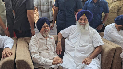 Shiromani Akali Dal (SAD) president Sukhbir Singh Badal with former Dirba MLA Baldev Singh Mann after he rejoined the party in Sangrur on Friday. (HT)