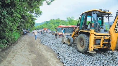 Thane, India - August -08, 2025: Deputy Chief Minister Eknath Shinde inspected the on going Potholes and maintenance and repair work of the road on Thane Ghodbunder Road at kajupada.in Thane ,in Mumbai, India, on, Friday, August -08, 2025. ( Praful Gangurde / HT Photo ) (praful Gangurde) Thane, India - August -08, 2025: Deputy Chief Minister Eknath Shinde inspected the on going Potholes and maintenance and repair work of the road on Thane Ghodbunder Road at kajupada.in Thane ,in Mumbai, India, on, Friday, August -08, 2025. ( Praful Gangurde / HT Photo ) (praful Gangurde)