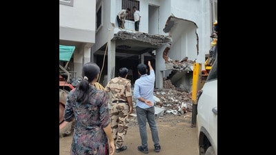 The anti-encroachment department and zonal demolition task force razed 98 RCC (reinforced cement concrete) structures, 69 tin sheds and 20 illegal kiosks. (HT PHOTO)
