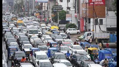 Traffic chaos near Kamta crossing in Lucknow on Friday. (Deepak Gupta/ HT Photo)