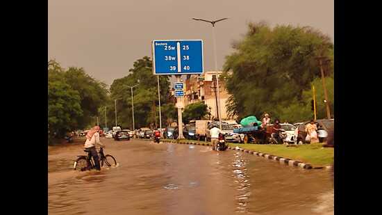 Commuters stuck in huge traffic jams after the sudden downpour on Friday. (Vidhya Narayanan/HT)