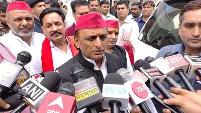 Akhilesh Yadav talking to mediapersons in Etawah on Saturday. (HT PHOTO)