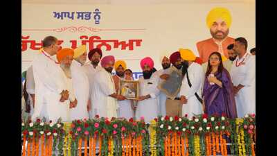 Cabinet minister Harbhajan Singh ETO (centre) with AAP leaders at the party’s event in Baba Bakala, Amritsar. (HT) Cabinet minister Harbhajan Singh ETO (centre) with AAP leaders at the party’s event in Baba Bakala, Amritsar. (HT)