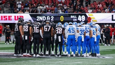 Atlanta Falcons and Detroit Lions players pray after an injury to safety Morice Norris (not pictured) (IMAGN IMAGES via Reuters Connect)