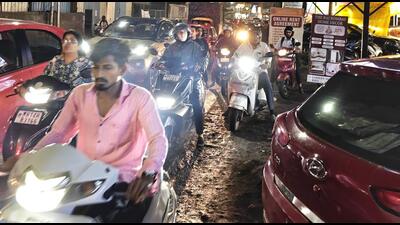 Heavy traffic jam was reported at Kad Nagar in Undri on Saturday. (HT PHOTO) Heavy traffic jam was reported at Kad Nagar in Undri on Saturday. (HT PHOTO)