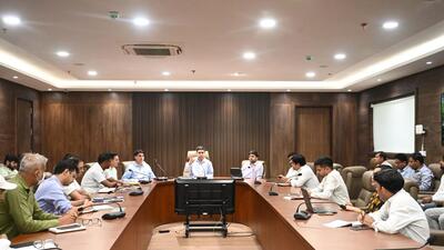 MCG commissioner Pradeep Dahiya at the meeting with the new inspectors on Friday. (HT Photo)
