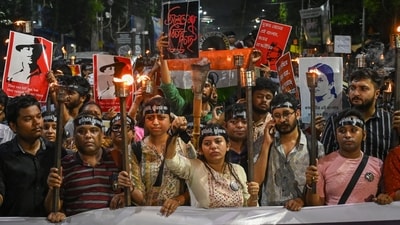 Tight security arrangements were made along the route, with protesters scuffling with the police at Santragachi in Howrah district.&nbsp; (HT Photo)