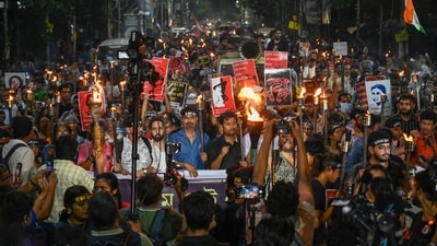 The West Bengal Junior Doctors' Front (WBJDF) took out a protest rally on Friday night demanding justice for the victim doctor.&nbsp; (HT Photo)