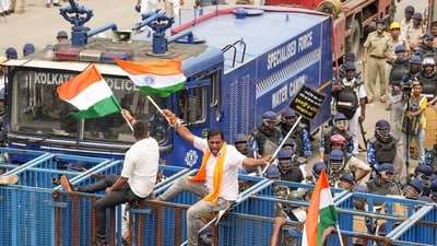 As part of the 'Nabanna Chalo Abhiyan', the protestors raised slogans for justice for the RG Kar victim and voiced their resolve to reach the state secretariat, irrespective of the blockades put up by the police.&nbsp; (PTI)