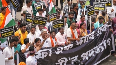 Crowds were found swelling at both the assembly points in Howrah and Kolkata, with the state police not allowing the protestors to reach anywhere close to the West Bengal secretariat.&nbsp; (PTI)