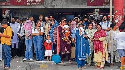 Female commuters (Manish/HT) Female commuters (Manish/HT)