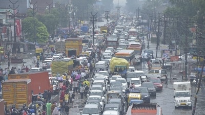 Visuals showed traffic snarls at lal Kuan with cars stuck in traffic after heavy rainfall hit Delhi-NCR. (Sakib Ali/Hindustan Times) Visuals showed traffic snarls at lal Kuan with cars stuck in traffic after heavy rainfall hit Delhi-NCR. (Sakib Ali/Hindustan Times)