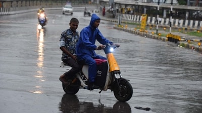 Visuals showed commuters on their way amid rain at Rajiv Chowk in Gurugram, through the downpour that began late at night around 11 pm on Friday. (Parveen Kumar/Hindustan Times) Visuals showed commuters on their way amid rain at Rajiv Chowk in Gurugram, through the downpour that began late at night around 11 pm on Friday. (Parveen Kumar/Hindustan Times)