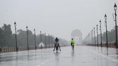 A view of heavy rain on Kartavya Path in New Delhi on Saturday showed cloudy skies and light showers. (Arvind Yadav/Hindustan Times) A view of heavy rain on Kartavya Path in New Delhi on Saturday showed cloudy skies and light showers. (Arvind Yadav/Hindustan Times)