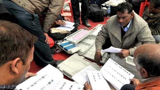 The Commission said it was “taking every possible step” to ensure that no legitimate elector is excluded from the rolls. (HT PHOTO)
