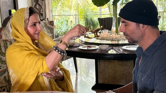 Akshay Kumar once against shared a sweet picture of his sister on Raksha Bandhan.