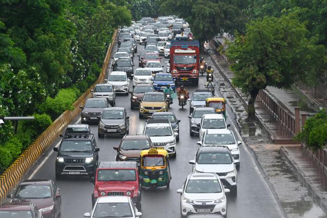 Long snarl near Rashtriya Dalit Smarak (Ambedkar Park) in Noida on Saturday. (Sunil Ghosh/HT Photo) Long snarl near Rashtriya Dalit Smarak (Ambedkar Park) in Noida on Saturday. (Sunil Ghosh/HT Photo)