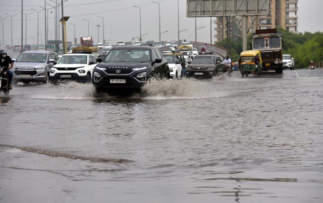 An inundated stretch near UP Gate on National Highway 9 in Ghaziabad on Saturday. (Sakib Ali/HT Photo) An inundated stretch near UP Gate on National Highway 9 in Ghaziabad on Saturday. (Sakib Ali/HT Photo)
