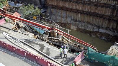 A wall at the DMRC’s construction site collapsed. (Sanjeev Verma/HT Photo) A wall at the DMRC’s construction site collapsed. (Sanjeev Verma/HT Photo)