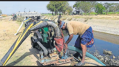 An Indian farmer works on a diesel pump placed to draw sewage treated water from the Fatehwadi canal at Lekhambha village, some 40 kms. from Ahmedabad on March 17, 2018. Indian farmers are using sewage treated water to save their winter crops after Gujarat's government has stopped water supply for irrigation purposes as the remaining water stock is reserved solely for drinking purposes. / AFP PHOTO / SAM PANTHAKY (AFP) An Indian farmer works on a diesel pump placed to draw sewage treated water from the Fatehwadi canal at Lekhambha village, some 40 kms. from Ahmedabad on March 17, 2018. Indian farmers are using sewage treated water to save their winter crops after Gujarat's government has stopped water supply for irrigation purposes as the remaining water stock is reserved solely for drinking purposes. / AFP PHOTO / SAM PANTHAKY (AFP)