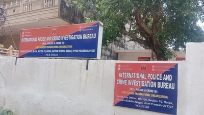 Police said the gang set up the bogus office in Noida’s Phase 3 area and posed as members of an international investigative agency (HT Photo) Police said the gang set up the bogus office in Noida’s Phase 3 area and posed as members of an international investigative agency (HT Photo)
