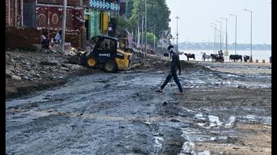 Filth and waste left behind on roads by the receding flood waters in Prayagraj. (Anil K Maurya) Filth and waste left behind on roads by the receding flood waters in Prayagraj. (Anil K Maurya)