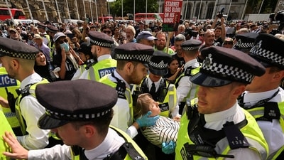 Police officers detain a protester during a rally organised by Defend Our Juries, challenging the British government's proscription of "Palestine Action" under anti-terrorism laws, in Parliament Square, in London. REUTERS/Jaimi Joy (REUTERS)