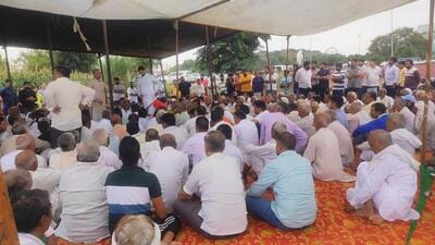 Locals held a mahapanchayat on Sunday demanding construction of a flyover at Pachgaon. (HT Photo)