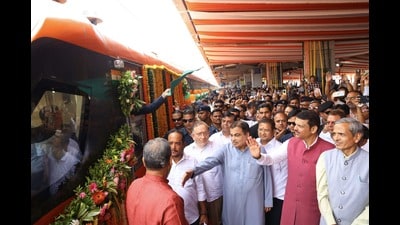 The launch ceremony at Nagpur Railway Station was attended by Maharashtra chief minister Devendra Fadnavis, Union minister for Road Transport and Highways Nitin Gadkari and other dignitaries. (HT PHOTO) The launch ceremony at Nagpur Railway Station was attended by Maharashtra chief minister Devendra Fadnavis, Union minister for Road Transport and Highways Nitin Gadkari and other dignitaries. (HT PHOTO)