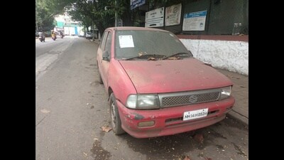 The police have urged residents to avoid dumping old/dilapidated vehicles on public roads and report abandoned vehicles via helplines/online portals. (MAHENDRA KOLHE/HT PHOTO) The police have urged residents to avoid dumping old/dilapidated vehicles on public roads and report abandoned vehicles via helplines/online portals. (MAHENDRA KOLHE/HT PHOTO)