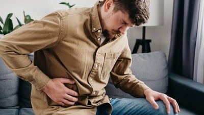 Abdominal pain, especially in the upper right side of the abdomen, is one of the warning signs of liver damage. (Shutterstock) Abdominal pain, especially in the upper right side of the abdomen, is one of the warning signs of liver damage. (Shutterstock)