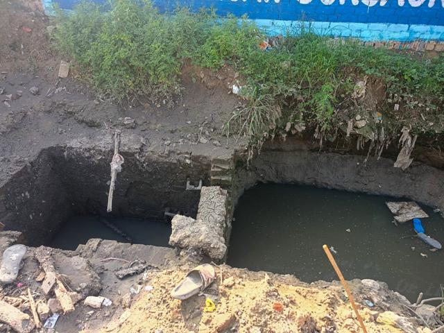 A hazardous, broken sewer line in Sector 104 in Gurugram. (Parveen Kumar/HT Photo) A hazardous, broken sewer line in Sector 104 in Gurugram. (Parveen Kumar/HT Photo)