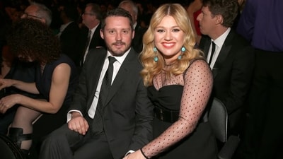 Kelly Clarkson gets emotional while performing, few days before ex's death. (X)