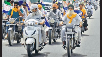 Farmers during a rally against the land pooling policy at the Golden Gate in Amritsar on Monday. (Sameer Sehgal/HT) Farmers during a rally against the land pooling policy at the Golden Gate in Amritsar on Monday. (Sameer Sehgal/HT)