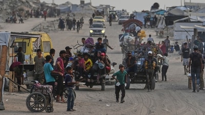 Displaced Palestinians travel on carts and vehicles through a makeshift camp along the beach in Gaza City, Sunday, Aug. 10, 2025. (AP) Displaced Palestinians travel on carts and vehicles through a makeshift camp along the beach in Gaza City, Sunday, Aug. 10, 2025. (AP)