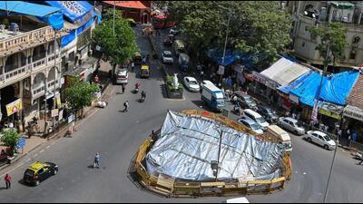 Mumbai, India. Aug 11, 2025: BMC once again covered the Dadar Kabutarkhana with plastic following a Mumbai High Court order. Last week, Jain community members forcibly opened the Kabutarkhana and removed the plastic.. Mumbai, India. Au 11, 2025. (Photo by Raju Shinde/HT Photo) (Raju Shinde) Mumbai, India. Aug 11, 2025: BMC once again covered the Dadar Kabutarkhana with plastic following a Mumbai High Court order. Last week, Jain community members forcibly opened the Kabutarkhana and removed the plastic.. Mumbai, India. Au 11, 2025. (Photo by Raju Shinde/HT Photo) (Raju Shinde)