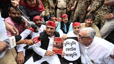 Samajwadi Party President Akhilesh Yadav chanted slogans with fellow party members at the protest march against the alleged EC ‘voter fraud’ (HT Photo) Samajwadi Party President Akhilesh Yadav chanted slogans with fellow party members at the protest march against the alleged EC ‘voter fraud’ (HT Photo)