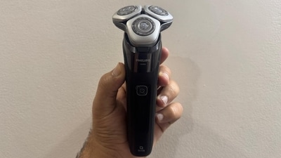 Philips i9000 shaver comes with some noteworthy features. (Ayushmann Chawla)