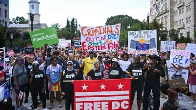 On August 11, 2025, local residents rallied in Washington, D.C., to protest President Donald Trump’s decision to activate federal law enforcement in the city. (Photo by Mandel NGAN / AFP) (AFP) On August 11, 2025, local residents rallied in Washington, D.C., to protest President Donald Trump’s decision to activate federal law enforcement in the city. (Photo by Mandel NGAN / AFP) (AFP)