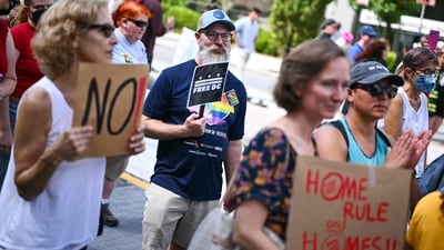 Local residents rally against President Donald Trump, demanding “Free DC” on August 11, 2025. (Photo by Mandel NGAN / AFP) (AFP) Local residents rally against President Donald Trump, demanding “Free DC” on August 11, 2025. (Photo by Mandel NGAN / AFP) (AFP)
