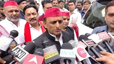 Akhilesh Yadav talking to mediapersons in Etawah on Saturday. (HT PHOTO)