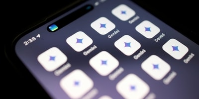 Gemini apologises, then apologises again. Google says it is a loop. Users wait to see if the patch calms conversations. (Unsplash)