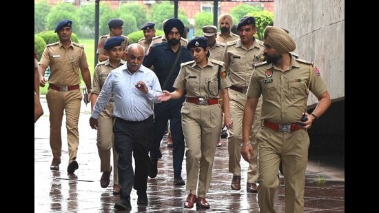 Chandigarh SSP Kanwardeep Kaur explained to the parties that the nakas were required due to recent incidents of violence on Panjab University campus. (Keshav Singh/HT)