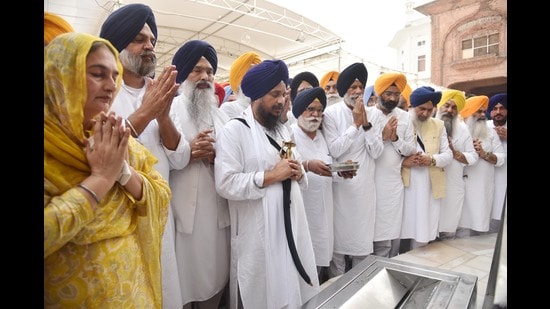Giani Harpreet Singh, along with other members of the breakaway faction of the Shiromani Akali Dal, in Amritsar on Monday. (Sameer Sehgal/HT)