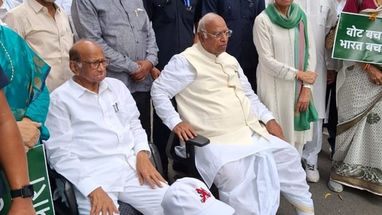 Congress President Mallikarjun Kharge and NCP chief Sharad Pawar joined fellow INDIA bloc members as they marched from Parliament to the Election Commission of India.&nbsp;(HT Photo)