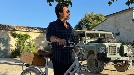 Sachin Tendulkar explores Bordeaux in France.