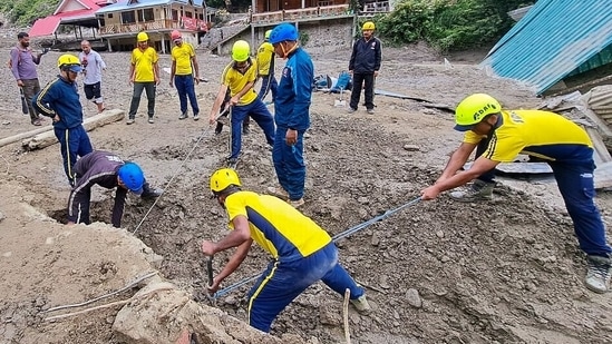 Uttarakhand Police are digging through mud and debris under rescue operations at the disaster-affected areas of Dharali, in Uttarkashi.(@uttarakhandcops/X)