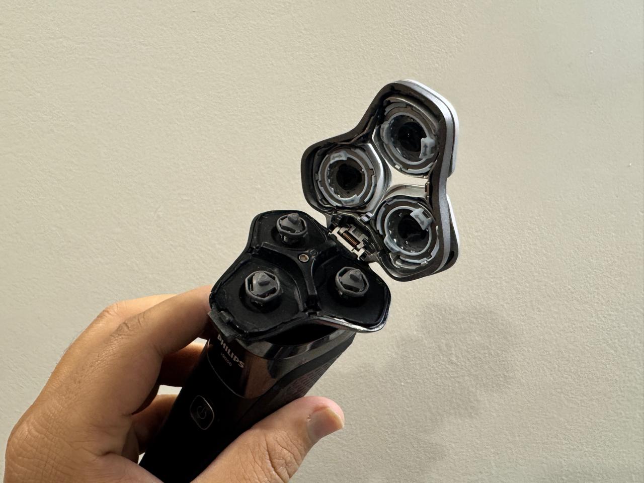 It features a one-touch open head mechanism that makes rinsing out hair effortless.